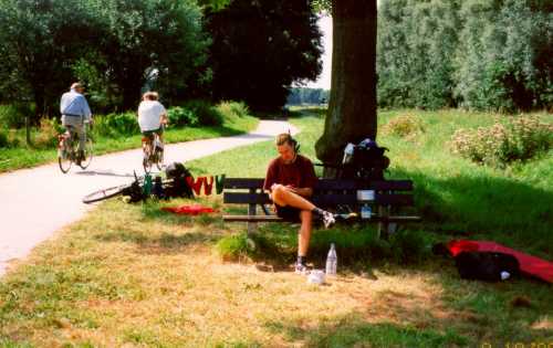  Christoph beim Schreiben des Tourberichts unter einem Nubaum in den Niederlanden