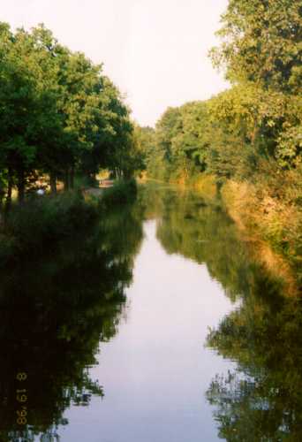  Kanal in der Nähe von Eindhoven in der untergehenden Sonne