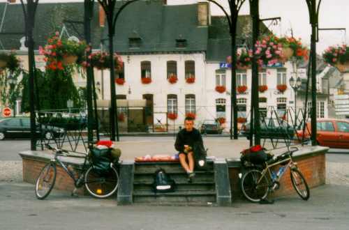 Frühstück auf dem Marktplatz in Solre-le-Chateau