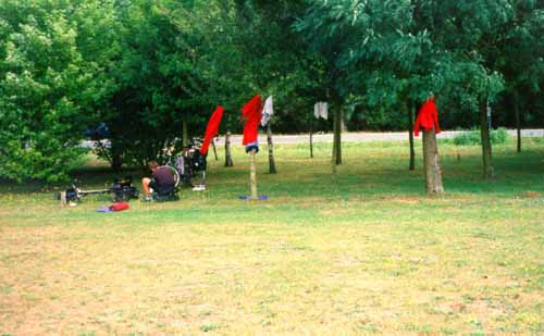 Mittagessen auf einer Wiese in Senlis, 30 Kilometer vor Paris