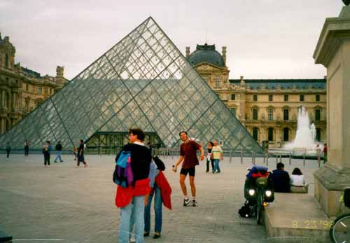 Die Eingangspyramiden des Louvre