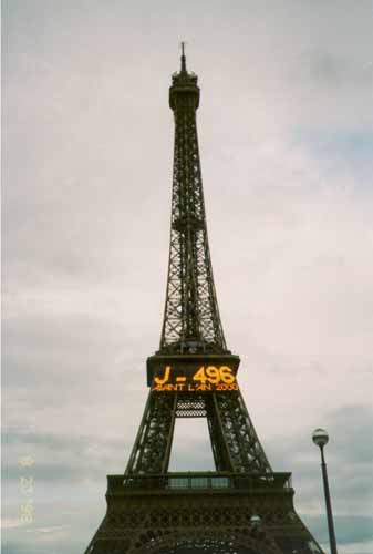  Le Tour Eiffel, mit Anzeigetafel:Noch 496 Tage bis zum Jahre 2000